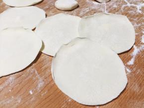 擀成中间厚边缘薄的面皮