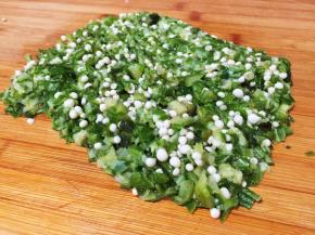 秋葵焯水后沥干水分，剁碎