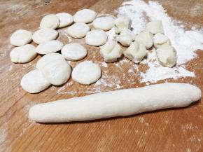 面团搓长条，揪小剂子，压扁