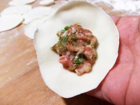 放馅包饺子