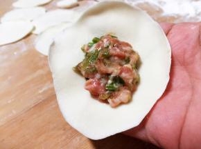 放馅包饺子