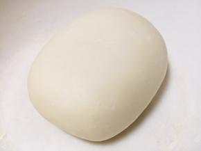 面粉和水混合，揉成面团，醒面30-50分钟