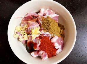 放在碗中加入孜然粉5g ，辣椒粉5g， 生抽5g ，蚝油5g， 蒜头3片，蒜片用压蒜嚣压成泥或用刀剁成末也可以