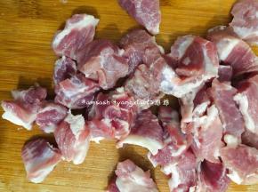 猪颈肉洗干净之后用厨房纸巾吸干水分，然后切成2厘米厚的条状，然后切成2厘米的方粒