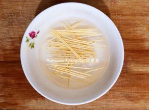 把冷藏腌制好的猪颈肉拿出来，竹签用水泡一下