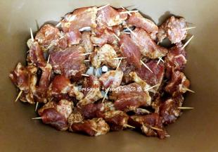 把面包机搅拌叶取出，然后把串好的肉都放进面包机桶中，盖上盖子，启动烘烤程序30分钟