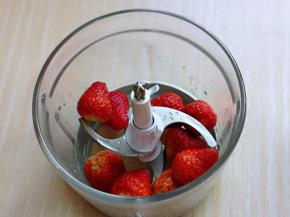 洗干净的草莓放入绞肉机中。