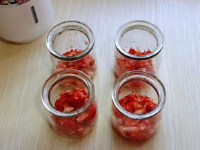 草莓碎，倒入消毒的布丁瓶中。