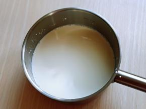 首先将椰奶倒入奶锅中。