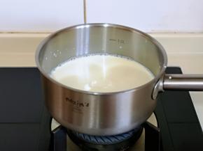 开煤气中小火将椰奶煮沸。