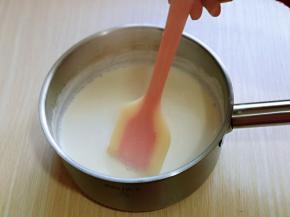 用硅胶铲不停地搅拌，再次煮沸。