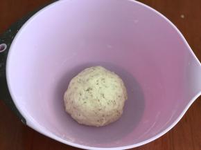 加入淡奶油，再一点点加水揉成光滑的面团，松弛醒发1小时左右。