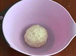 加入淡奶油，再一点点加水揉成光滑的面团，松弛醒发1小时左右。