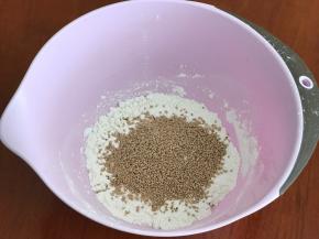 加入芝麻、盐、糖。