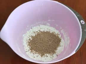 加入芝麻、盐、糖。