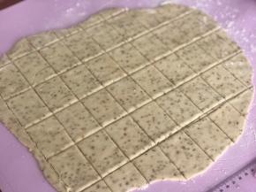 切成大小一致的饼干胚。