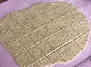 切成大小一致的饼干胚。