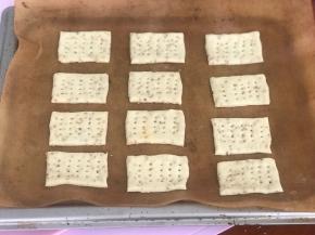 摆在烤盘上，用叉子扎眼，这时开始预热烤箱。