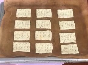 摆在烤盘上，用叉子扎眼，这时开始预热烤箱。