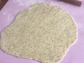 擀成厚度约2mm的大薄片。