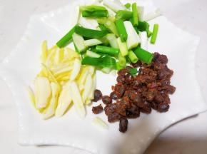 准备好葱姜蒜和豆豉。