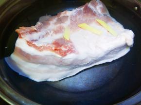 五花肉放姜片和料酒煮八分熟捞出。