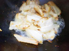 锅里放少量油将五花肉煸出油。肉片发黄微卷即可。