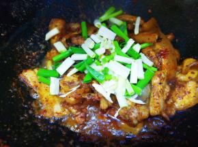 放葱翻炒盛出。