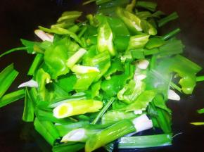 锅里留油放青椒蒜苗炒一分钟。