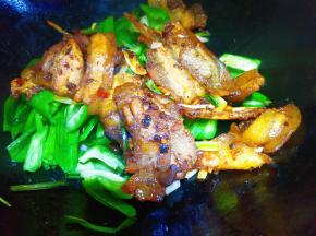 然后到入炒好的五花肉