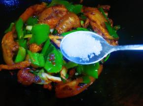 翻匀之后放鸡精，白糖提味。