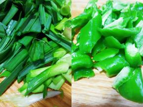 青椒切块，蒜苗切段。