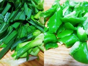 青椒切块，蒜苗切段。