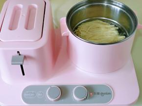 金针菇焯水，水烧开后，加入食用盐，再加入金针菇，烧开煮2分钟，捞出淋干水分。