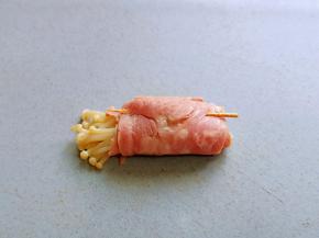 收口再用牙签扎紧。(牙签提前用开水泡10分钟)