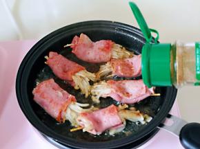 再撒上十三香，翻一面煎2分钟。