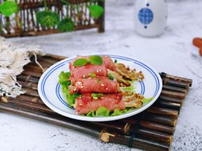 取下牙签装盘，撒上葱花，熟白芝麻点缀。