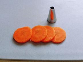 胡萝卜去皮洗干净，切片。