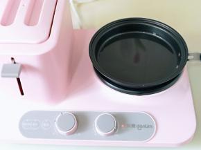 平底不粘锅中加入食用油。