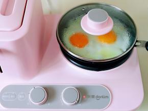 按个人口味撒上食用盐，待蛋清凝固时，倒入少许开水，盖上盖子。(水沿着蛋清的周边倒入，不要太多，这样可以确保鸡蛋完全熟透)