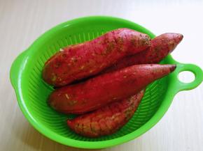 再将洗干净的红薯用厨房用纸擦干。