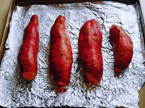 烤盘垫上锡纸，将红薯摆放整齐。