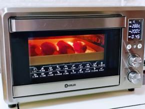 上下管200度烤45分钟。(时间及温度仅供参考，具体根据自家烤箱性能另定，时间也要根据红薯的大小另定)