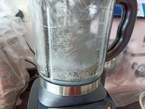 熟黑芝麻和细砂糖放入破壁机打成粉，喜欢细腻的就多打几次，反之亦然