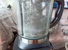 熟黑芝麻和细砂糖放入破壁机打成粉，喜欢细腻的就多打几次，反之亦然