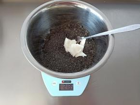 打好的黑芝麻粉加入猪油(猪油可以是固体的也可以提前融化成液体)