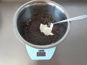 打好的黑芝麻粉加入猪油(猪油可以是固体的也可以提前融化成液体)