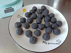 取出搓成8克左右的圆球，包保鲜膜放冰箱冷冻