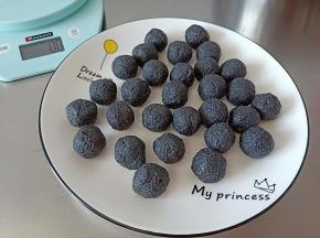 取出搓成8克左右的圆球，包保鲜膜放冰箱冷冻