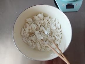 将糯米粉，澄粉，猪油，开水一起倒入面盆搅拌成絮状